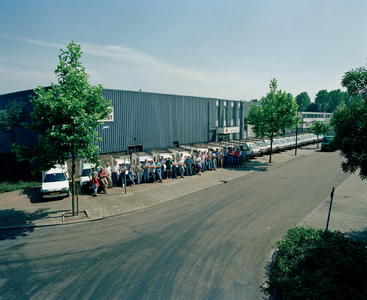 822539 Afbeelding van personeel en bedrijfsauto's voor het bedrijfspand van Jurriëns Bouwservice (Leeuweriklaan) te Zeist.